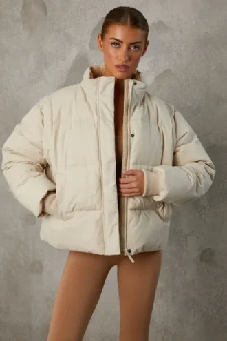 Chaqueta acolchada corta con mangas desmontables en color arena