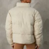 Chaqueta acolchada corta con mangas desmontables en color arena
