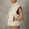 Chaqueta acolchada corta con mangas desmontables en color arena
