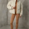 Chaqueta acolchada corta con mangas desmontables en color arena