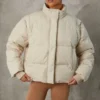 Chaqueta acolchada corta con mangas desmontables en color arena