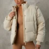 Chaqueta acolchada corta con mangas desmontables en color arena