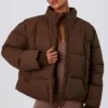 Chaqueta acolchada corta con mangas desmontables en marrón cacao