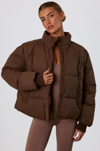 Chaqueta acolchada corta con mangas desmontables en marrón cacao