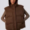 Chaqueta acolchada corta con mangas desmontables en marrón cacao