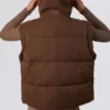 Chaqueta acolchada corta con mangas desmontables en marrón cacao