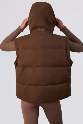 Chaqueta acolchada corta con mangas desmontables en marrón cacao