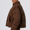 Chaqueta acolchada corta con mangas desmontables en marrón cacao