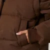 Chaqueta acolchada corta con mangas desmontables en marrón cacao