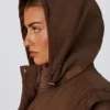 Chaqueta acolchada corta con mangas desmontables en marrón cacao