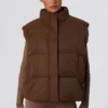 Chaqueta acolchada corta con mangas desmontables en marrón cacao