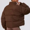 Chaqueta acolchada corta con mangas desmontables en marrón cacao