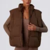 Chaqueta acolchada corta con mangas desmontables en marrón cacao