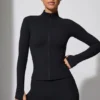 Chaqueta con cremallera de manga larga en negro
