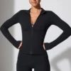 Chaqueta con cremallera de manga larga en negro