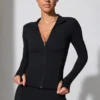 Chaqueta con cremallera de manga larga en negro