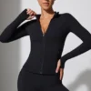 Chaqueta con cremallera de manga larga en negro