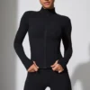 Chaqueta con cremallera de manga larga en negro