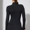 Chaqueta con cremallera de manga larga en negro
