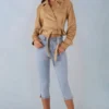 Chaqueta corta con cinturón de ante sintético Noelie en color tostado