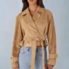 Chaqueta corta con cinturón de ante sintético Noelie en color tostado