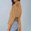 Chaqueta corta con cinturón de ante sintético Noelie en color tostado