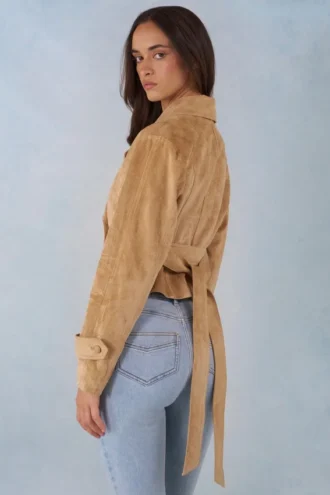 Chaqueta corta con cinturón de ante sintético Noelie en color tostado