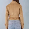 Chaqueta corta con cinturón de ante sintético Noelie en color tostado