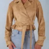 Chaqueta corta con cinturón de ante sintético Noelie en color tostado