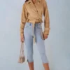 Chaqueta corta con cinturón de ante sintético Noelie en color tostado