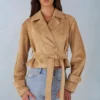 Chaqueta corta con cinturón de ante sintético Noelie en color tostado