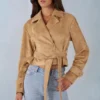 Chaqueta corta con cinturón de ante sintético Noelie en color tostado