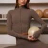 Chaqueta corta con cremallera Soft Active en color cacao