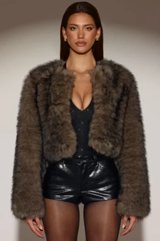 Chaqueta corta de pelo sintético Vintera en marrón chocolate