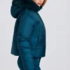 Chaqueta de esquí corta impermeable con capucha de pelo sintético en color verde azulado
