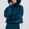 Chaqueta de esquí corta impermeable con capucha de pelo sintético en color verde azulado
