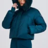Chaqueta de esquí corta impermeable con capucha de pelo sintético en color verde azulado