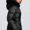 Chaqueta de esquí impermeable con capucha de piel sintética en negro