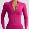 Chaqueta Define Luxe con cremallera en color baya
