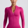 Chaqueta Define Luxe con cremallera en color baya