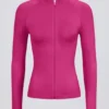 Chaqueta Define Luxe con cremallera en color baya