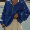 Chaqueta deportiva oversize en cobalto