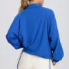 Chaqueta deportiva oversize en cobalto