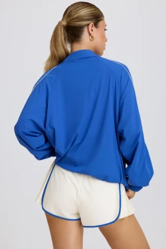 Chaqueta deportiva oversize en cobalto
