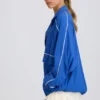 Chaqueta deportiva oversize en cobalto