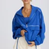 Chaqueta deportiva oversize en cobalto