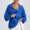 Chaqueta deportiva oversize en cobalto