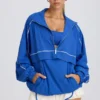 Chaqueta deportiva oversize en cobalto
