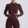 Chaqueta intermedia con capucha Soft Active en color chocolate