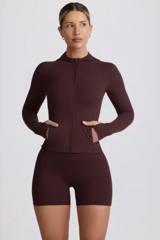 Chaqueta intermedia con capucha Soft Active en color chocolate